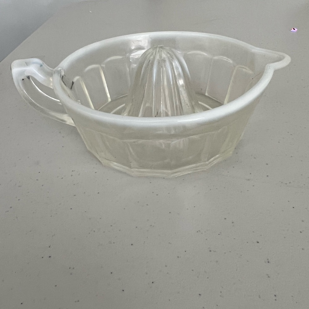 Clear glass white rimmed vintage glass juicer - Picture 3 of 3